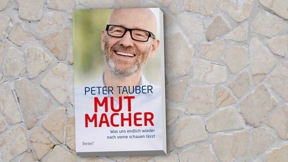 Zu sehen ist das Cover des Buches "Mutmacher. Was uns endlich wieder nach vorne schauen lässt" von Peter Tauber, erschienen bei der Verlagsgruppe Droemer Knaur. © Verlagsgruppe Droemer Knaur 