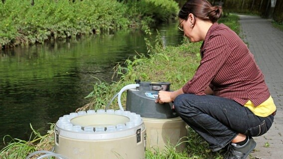 Dübendorf/Schweiz: Irene Wittmer von der Eidgenössischen Anstalt für Wasserversorgung, Abwasserreinigung und Gewässerschutz nimmt eine Wasserprobe aus einem Bach. Vor allem kleinere Gewässer können stark mit Bioziden aus Dämmfassaden belastet sein. Dübendorf/Schweiz: Irene Wittmer von der Eidgenössischen Anstalt für Wasserversorgung, Abwasserreinigung und Gewässerschutz nimmt eine Wasserprobe aus einem Bach. Vor allem kleinere Gewässer können stark mit Bioziden aus Dämmfassaden belastet sein. © © NDR/Güven Purtul