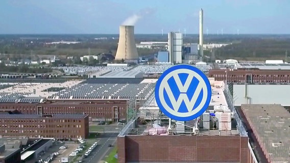 VW-Werk in Wolfsburg aus der Vogelperspektive mit dem Logo des Unternehmens im Vordergrund. © NDR 