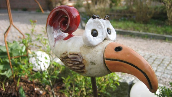 Der Erlentrillich - Kultvogel aus Büttenwarder: Ein Gartenstecker. © NDR/Reimer Biebau Foto: Reimer Biebau