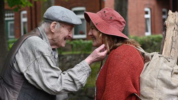 Szenenbild der 94. Büttenwarder-Folge "Die Schwester": Ein alter Mann begrüßt eine jüngere Frau. © NDR/Nico Maack 