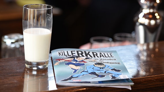 Dreharbeiten 2015: Ein Glas Milch und ein Killerkralleheft liegen auf dem Tresen. © NDR/Nicolas Maack Foto: Nico Maack