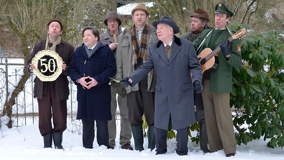 Szenenbild aus der 50. Büttenwarder-Folge "Fifty": Die Einwohner Büttenwarders singen ein Ständchen. © NDR/Nicolas Maack Foto: Nicolas Maack