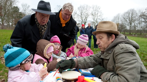 Szenenbild aus der 41. Büttenwarder-Folge "Lütt un Lütt": Bürgermeister Schönbiehl und Adsche mit Kindern. © NDR/Nicolas Maack 