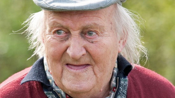 Neues aus Büttenwarder: Ein alter Mann mit Mütze. © NDR Foto: Nico Maack