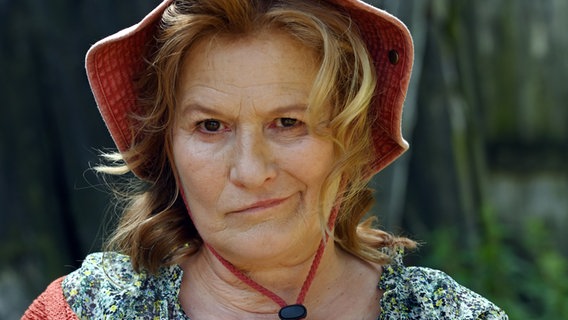 Suzanne von Borsody in der Rolle der Ylvie Tönnsen in der Kultserie "Neues aus Büttenwarder". © NDR/Nico Maack Foto: Nico Maack