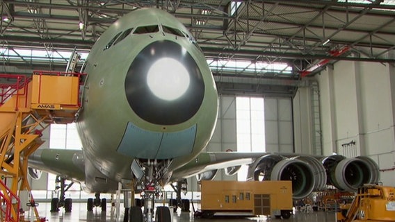 Ein Airbus steht in einer Montagehalle. © NDR 
