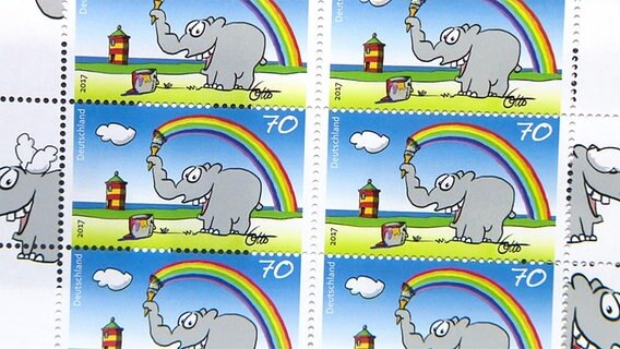 Mehrere Briefmarken zeigen einen Ottifanten der einen Regenbogen in den Himmel malt. © NDR 
