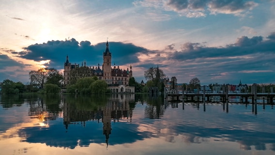 Schweriner Schloss bei Sonnenuntergang © NDR Foto: Diane Eggert aus Fahrbinde