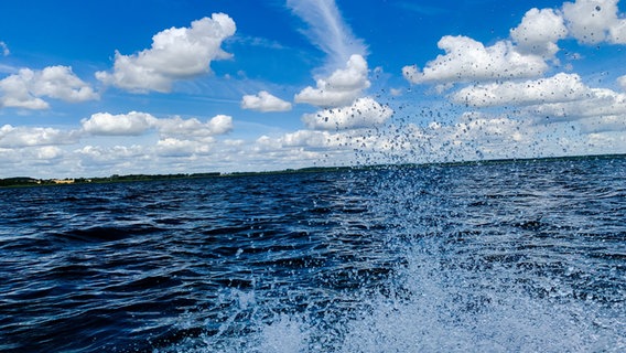Wasserspritzer auf dem Malchiner See bei blauem Himmel © NDR Foto: Monique Riwaldt aus Zettemin