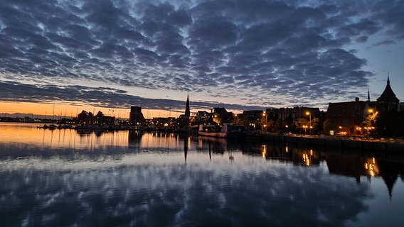 Am Stadthafen in Rostock geht die Sonne langsam auf. © NDR Foto: Kristin Neumann aus Rostock
