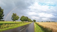 Regenbogen über einer Landstraße © NDR Foto: Philipp Manke aus Sophienhof