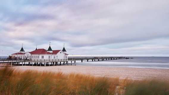 Blick über die Seebrücke in Ahlbeck. © NDR Foto: Tino Pfundt aus Leipzig