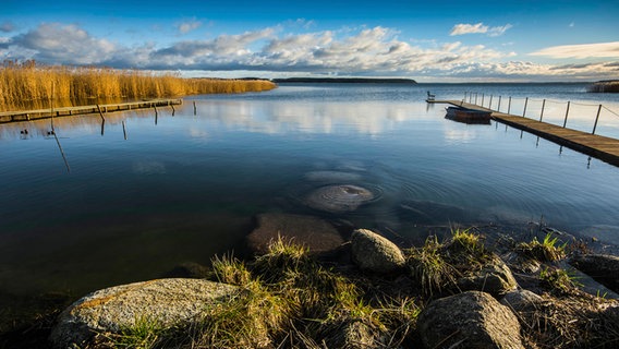 Eine Landschaft mit See. © NDR Foto: Werner Bayer aus Neubrandenburg