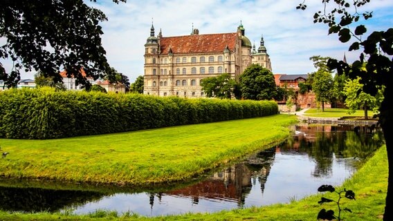 Blick auf Schloss Güstrow und den dazugehörigen Park mit Wassergraben. © NDR Foto: Yvonne Kaehler aus Güstrow