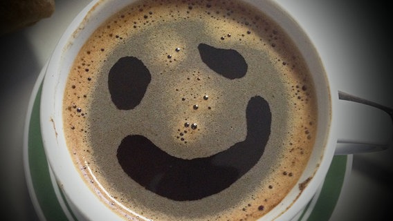 Im Schaum einer Tasse Kaffee ist ein fröhliches Gesicht zu erkennen © NDR Foto: Günter Kamp aus Greifswald