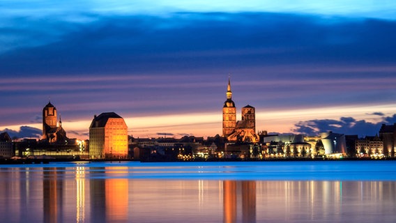 Blick auf die beleuchtete Altstadt und den Hafen von Stralsund am Abend. © NDR Foto: Marion Schmidt aus Barth