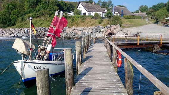 Ein Boot an einem Steg © NDR Foto: Corinna Schaak aus Altenkirchen