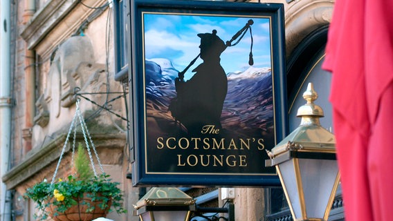Rund 400 Pubs und Bars gibt es in Edinburgh: Kleine Schänken, moderne Craft-Bier-Kneipen und urige Traditionshäuser. © NDR 