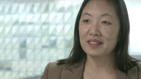 Suerie Moon, Co-Direktorin des Global Health Centre in Genf Suerie Moon, Co-Direktorin des Global Health Centre in Genf © NDR/ARD Foto: Screenshot