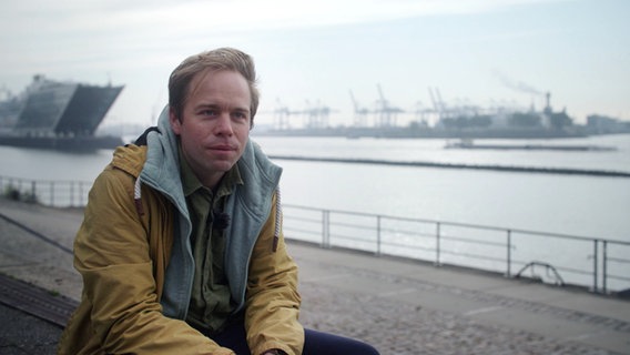 Rasmus Andresen vor dem Hamburger Hafen. © NDR 