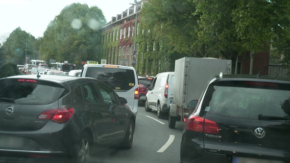 Autos stehen in einer Stadt im Stau. © NDR 