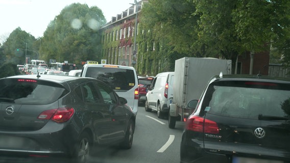 Autos stehen in einer Stadt im Stau. © NDR 
