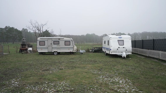 Zwei Wohnwagen auf einem Campingplatz. © NDR 