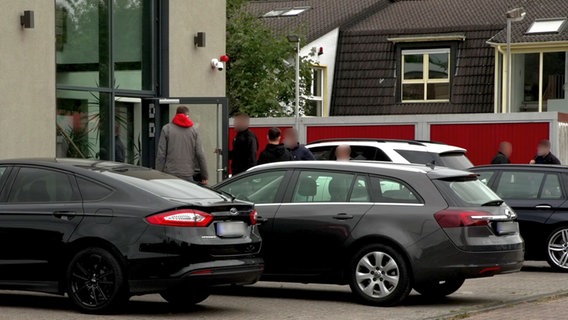 Zollfahnder durchsuchen den Geschäftssitz der niedersächsischen Firma Riol Chemie. © NDR/ARD Foto: NDR/ARD