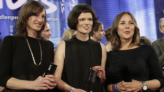 Preisträgerinnen Anna Orth, Anne Ruprecht und Djamila Benkhelouf bei der Verleihung des Civis-Medienpreises 2013. © WDR Foto: Herby Sachs