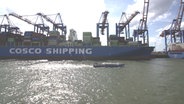 Cosco Schiff im Hamburger Hafen © NDR 