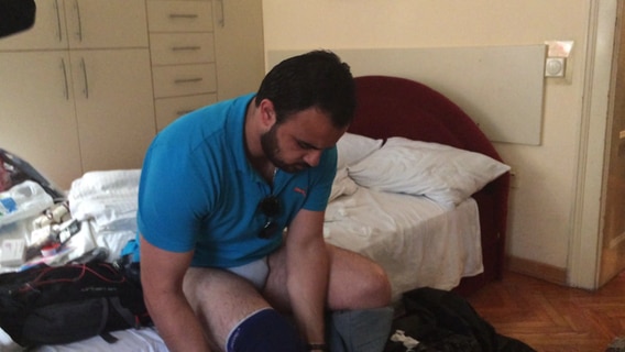 Rami packt im Apartement seine Sachen. Rami packt im Apartement seine Sachen. © NDR