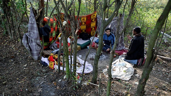 Flüchtlinge auf der gefährlichen Westbalkan-Route in Wäldern südlich der serbischen Hauptstadt Belgrad. © dpa/picture-alliance Foto: Darko Vojinovic