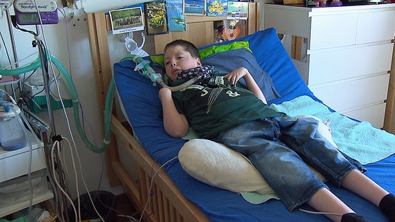 Der elfjährige Jannes aus Kiel leidet an Multiorganversagen und muss in häuslicher Intensivpflege betreut und beatmet werden. © NDR 