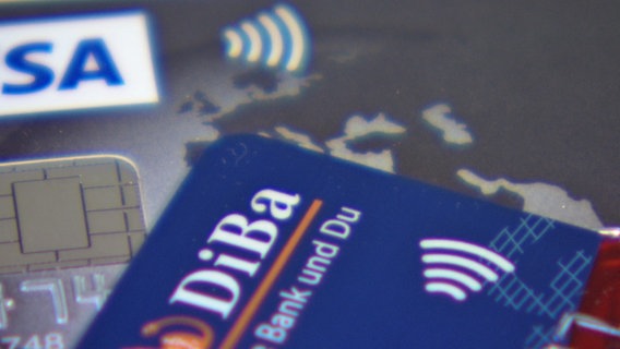 Kreditkarte mit NFC-Symbol  
