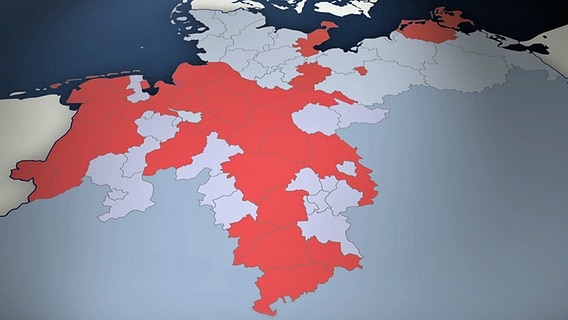 Landkarte von Norddeutschland mit Landkreisgrenzen: Rot markiert sind die Auskunftsverweigerer. © NDR 