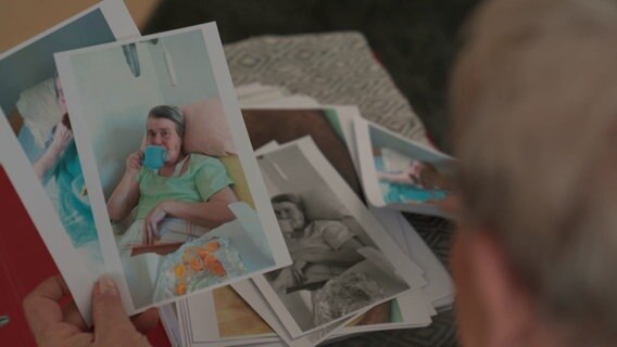 Verschiedene Fotos von einer Pflegeheimbewohnerin im Bett. © NDR 