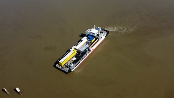 Ein Schiff, dass auf der Elbe fährt © NDR 