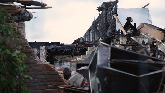 Die Brandruine der geplanten Flüchtlingsunterkunft in Wittorf, Niedersachsen. © NDR 