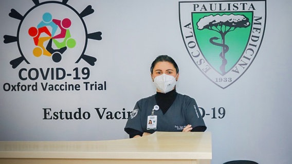 Eine Frau steht im Krankenhaus Sao Paulo vor einem Hinweis zur Impfstoff-Studie des Mittels der Universität Oxford. © dpa Foto: Caluta Abranches