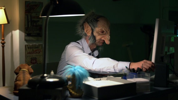 Mann mit Trollmaske am Computer © NDR 