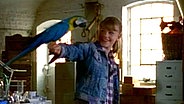 Lilly hat einen blauen Papagei auf dem ausgesteckten Arm. © NDR 