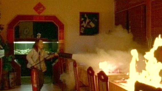 Folge 77: Schutzgeld: Marie versucht das Feuer im Restaurant zu löschen. © NDR 