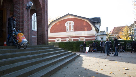 Ein Filmteam steht auf einem Schulhof. © NDR Foto: Claudia Timmann