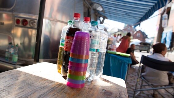 Verschiedene Getränkeflaschen stehen auf einem Tisch. © NDR Foto: Claudia Timmann