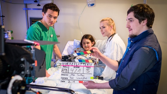 Jale (Ava Sophie Richter) liegt am Filmset in einem Krankenhausbett. © NDR/Studio HH Foto: Boris Laewen