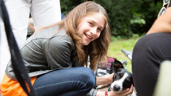 Mia (Marleen Quentin) mit Hund Murphy (Anton) © NDR Foto: Claudia Timmann