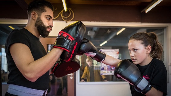Kira (Marlene von Appen) trainiert Kickboxen mit ihrem Trainer Kim (Kais Setti). © NDR Foto: Boris Laewen