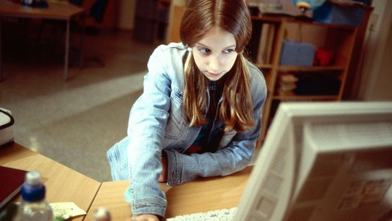 Vivi sitzt an ihrem Computer © NDR 