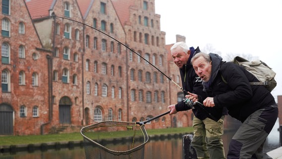 Horst Hennings und Heinz Galling an der Obertrave in Lübeck. © NDR 